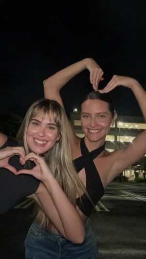 Mia Blakeman Instagram - Krys & Mía x @tiendascapri para mejor colaboración ❤️ GRACIAS A USTEDES POR ESTA NOMINACIÓN ❤️ el link para votar está en nuestras historias @premiosinfluencersoficial @con.tacto