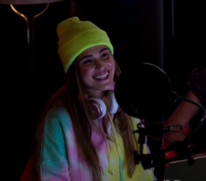 Mia Blakeman Instagram - La semana que viene conocerán a Amy 🥺💗 @ginayei estrena el 11 de enero por @disneyplus @disneyplusla #ginayei #contodoelcorazónymás Gracias a @gian_gaglione por ser el mejor set photographer!!! Capturó los momentos más bonitos y más genuinos 🥰
