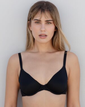 Mia Blakeman Instagram - Cut my bangz needed fresh digis 😋 GRACIAS @nolzphotoart