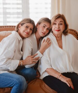 Mia Blakeman Instagram - I owe it all to them and they deserve nothing but the best @tiffanyandco #TiffanyIcons #TiffanyPartner

📷 @photosby_ohhsnap