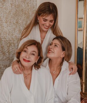 Mia Blakeman Instagram - I owe it all to them and they deserve nothing but the best @tiffanyandco #TiffanyIcons #TiffanyPartner

📷 @photosby_ohhsnap
