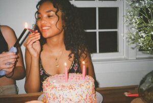 Mia Isaac Instagram - a dump, as the kids call it (i’m 19 now so i’m not a kid)