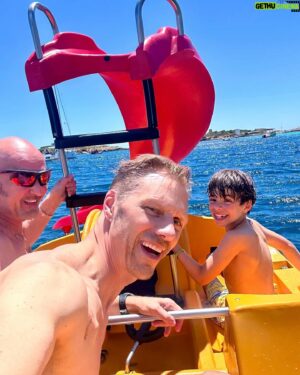 Micael Bindefeld Instagram - Last Beach Day in Mallorca!
-
-
Swipe for more 💦🏖️💦
-
-
Our last day on the beach was just perfect!
We rented the little paddle boat that Mimo loves. 
-
-
Now heading back home again!
-
-
#pappapappabarn #rainbowfamily #twomenandababy #beachlife #beachdaysarethebestdays #🌈 #regnbågsfamilj