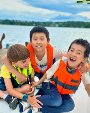Micael Bindefeld Instagram - Boat Boys!!
-
-
Swipe for more…!
-
-
Mimo and his friends Max and Lucas and their lovely parents on a sunny day in the archipelago of Stockholm. 
And then dinner in our greenhouse!!
-
-
#boatlife #boatboys #jeanneauyachts #daycruiser #båtliv #aspvik