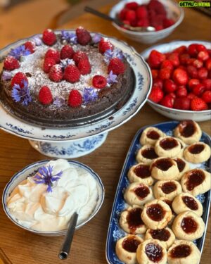 Micael Bindefeld Instagram - Dinner & Desserts!
-
-
Pls swjpe for more cakes…
-
-
We had friends over for a fun and super yummy dinner at our farmhouse at Lönneberga with homemade cake and bisquits baked and decorated by Mimo!
-
-
#homebaking #hembakad #farmhousestyle #livetpålandet #chocolatecake #kladdkaka #lönneberga
-
-
Cake stand and serving plate designed by me for “Aspvik” by @fyrklovern_sverige 
This is not an advertisement!