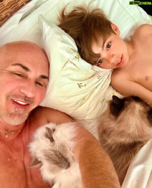 Micael Bindefeld Instagram - Lazy Summer Morning!
-
-
Just enjoying a long cozy morning in bed with Mimo and our kitties Isaac and Caesar..!!
-
-
#sovmorgon #morgonmys #mimo #aspvik