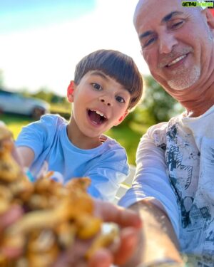 Micael Bindefeld Instagram - Svamprensning…!!
-
-
Svep för fler bilder och videos…🧡🍄‍🟫🧡
-
-
Wow. Drygt tio liter rensade kantareller och några karljohansvampar rensade Mimo och jag på en dryg timma!!
-
-
Mysigt att sitta tillsammans och rensa svamp i vacker solnedgång på gräsmattan på gården i Lönneberga!
-
-
Har ni hittat någon svamp ännu..?
-
-
Hur er rensar du svampen..? Några tips..?
-
-
#svampplockning #svamprensningpågår #pappaochson #fatherandson #chantarelle #kantareller #kantarelleröverallt #svampskog #lönneberga