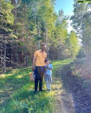 Micael Bindefeld Instagram - Svampplockarna!!
-
-
Svep för fler bilder och videos av skogens guld…!
-
-
Vår familj älskar skogen! Nästan all skog men allra mest vår egen skog i Lönneberga. 
-
-
Nicklas och jag har våra absoluta favoritställen där vi alltid hittat mycket svamp. Nu har även Mimo hittat helt nya ställen som är hans favoriter. 
-
-
Igår plockade vi massor av kantareller. Och några få men otroligt fina karljohansvampar!
Drygt 10 liter färdigrensade kantareller…!!
Flest och störst kantareller hittade Mimo såklart. Han kan nästa lukta sig fram till de bästa och hemligaste ställena.
-
-
Har ni plockat någon svamp ännu…?
-
-
#kantarell #kantarelleröverallt #kantareller #mushroompicking #svampplockning #svampskogen #lönneberga