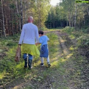 Micael Bindefeld Instagram - Svampplockarna!!
-
-
Svep för fler bilder och videos av skogens guld…!
-
-
Vår familj älskar skogen! Nästan all skog men allra mest vår egen skog i Lönneberga. 
-
-
Nicklas och jag har våra absoluta favoritställen där vi alltid hittat mycket svamp. Nu har även Mimo hittat helt nya ställen som är hans favoriter. 
-
-
Igår plockade vi massor av kantareller. Och några få men otroligt fina karljohansvampar!
Drygt 10 liter färdigrensade kantareller…!!
Flest och störst kantareller hittade Mimo såklart. Han kan nästa lukta sig fram till de bästa och hemligaste ställena.
-
-
Har ni plockat någon svamp ännu…?
-
-
#kantarell #kantarelleröverallt #kantareller #mushroompicking #svampplockning #svampskogen #lönneberga