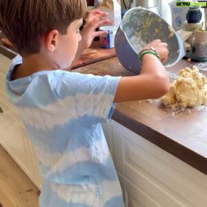 Micael Bindefeld Instagram - Mimos Hemgjorda Syltkyssar!!
-
-
Svep för härliga bakbinder och recept såklart…!!
-
-
Syltkyssar. 
Vilket underbart namn på en rätt enkelt men alldeles ljuvlig liten kaka. 
-
-
Jag är ju övertygad om att just att baka tillsammans med barn stärker relationen barn - föräldrar. 
Att baka tillsammans är ett ypperligt och kul sätt att läsa tillsammans. Svåra ord, förkortningar och allt sådant som man lär sig av att läsa recept tillsammans. 
Mängdlära. Volym. Mått.  Väga och mäta!!
Räkna. Huvudräkning. 
Finmotorik. Fingerfärdighet. 
Och kanske viktigast av allt. Respekt för mat. Och för dem som producerar maten vi äter. 
Vad tänker ni om vikten och värdet av att baka tillsammans med barn..?
-
-
Vi hittade receptet i @monikaahlberg ’s bok från Rosendahls Trädgårdscafe!
Enkelt, snabbt och vansinnigt gott!
Ni måste prova!!
-
#syltkyssar #barnbakar #meandmyson #pappaochsontid #lönneberga #livetpålandet #farmhouseliving 
-
-
Det vackra blå kakfatet har jag designat själv i porslinsserien ”Aspvik” som finns att beställa på @fyrklovern_sverige 
Detta är dock inte något arvoderat reklamsamarbete!