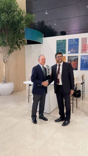 Michael Bloomberg Instagram - The key to @bloomberg’s success is our team - and we have a great team in Dubai. I was glad to connect with colleagues working in the UAE before heading to @cop28uaeofficial.