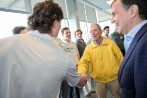 Michael Bloomberg Instagram - Forever a Blue Jay 🥍

This homecoming weekend, alum @mikebloomberg met senior lacrosse players after our victory over Penn State.

#ForeverABlueJay