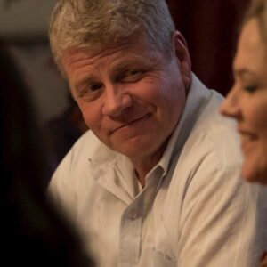 Michael Cudlitz Instagram - Full season pick up for @thekidsarealrightabc thank you @abcnetwork ..... I get to stay married to this one @marycmccormack for the rest of the season..... at least. 🎯