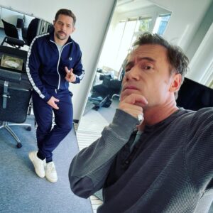 Michael Herbig Instagram - Guter Anzug! Brauch ich auch! 🤩 #LateNightBerlin - heute 22:35 Uhr @prosieben und @joyn.de inkl. eBay Kleinanzeigen Karaoke mit @damitdasklaasturbo @latenightberlin