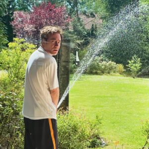 Michael Herbig Instagram - Inflagranti bei der Gartenarbeit erwischt! #maythe4thbewithyou