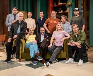 Michael Herbig Instagram - Einmal vierte Staffel zum Anschauen! 🤩 Ab April wird wieder mal nicht gelacht … 😅 LOL: Last One Laughing @primevideode @giermax @michlmittermeier @martinahillofficial #cordulastratmann @kurt_kroemer_berlin @elton_tv @hazelsgonnahaze @moritzbleibtreu @jan_fun_weyde @officiallyjokoturbo #LOLDE #LastOneLaughing