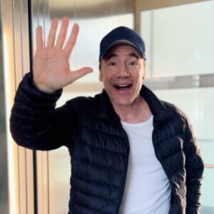 Michael Herbig Instagram - High Five! Shu shu shu, sha sha sha, nächstes Jahr ist dann die fünfte Staffel da! 💥 Nicht zu stoppen … LAST ONE LAUGHING geht weiter! 🤩 #LastOneLaughing @primevideode #LOLDE