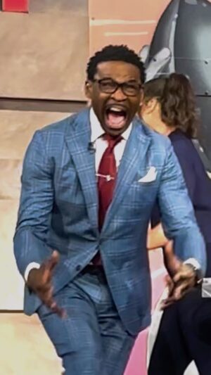 Michael Irvin Instagram - Catching W’s on and off the field… THAT’S THE PLAYMAKER WAY 🔥