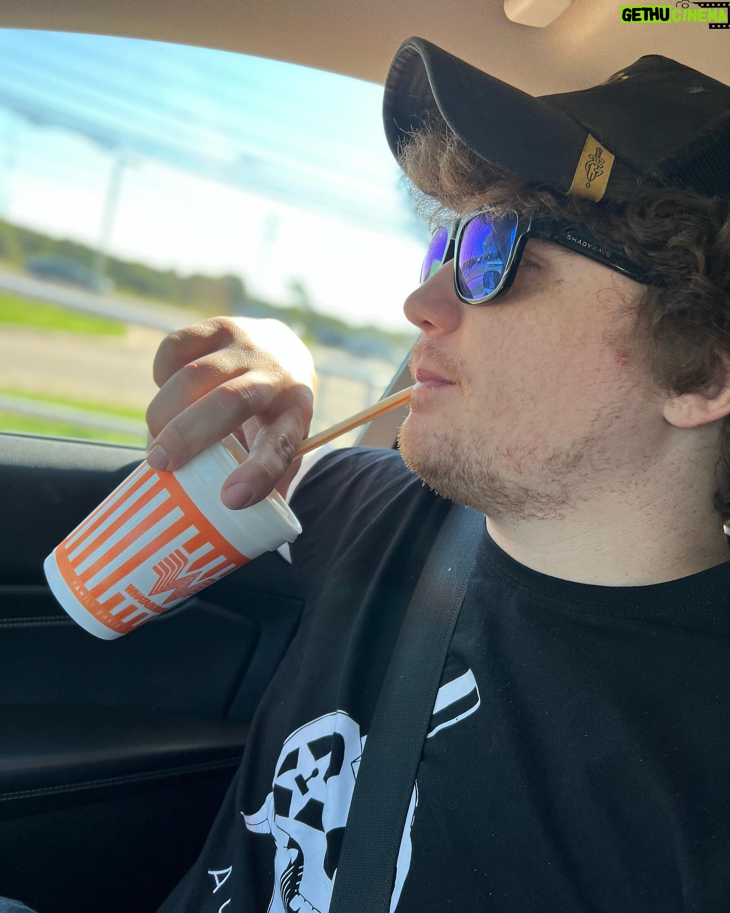 Michael Jones - 10.2K Likes - Sometimes you order a banana milkshake at 10am and you don’t owe an explanation to anyone.
📸 @iamlindsayjones