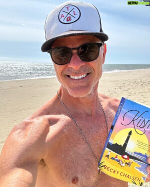 Michael Kelly Instagram - My friend @beckychalsen wrote the perfect summer #book 
It’s got it all!
#beach #summer #love #friendship #sister ‘s and #twins 
And yes Summer is ending and you’d probably prefer I give you this recommendation sooner but oh well, it’s still a great damn read whenever the hell ya want!
Thanks Becky for making my week in #Nantucket all the better.
@leisuresociety_