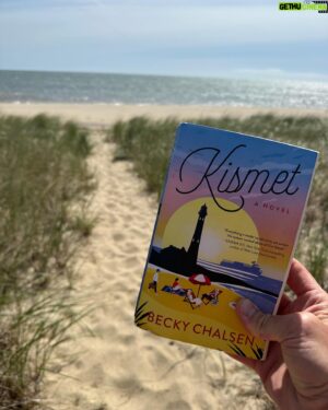 Michael Kelly Instagram - My friend @beckychalsen wrote the perfect summer #book 
It’s got it all!
#beach #summer #love #friendship #sister ‘s and #twins 
And yes Summer is ending and you’d probably prefer I give you this recommendation sooner but oh well, it’s still a great damn read whenever the hell ya want!
Thanks Becky for making my week in #Nantucket all the better.
@leisuresociety_