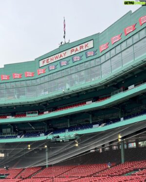 Michael Kelly Instagram - Baseball   Jack Ryan = A perfect match ⚾️. 
.
.
No first pitch from us yesterday due to weather, but thank you @redsox for all the love and letting me use the dugout urinal!