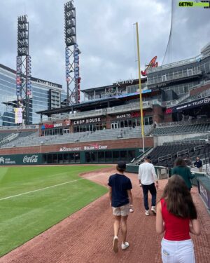 Michael Kelly Instagram - Thank you so much @braves 
What an unforgettable couple days #forthea in #bravescountry 
@gmize you are a superstar. @ozzie thanks for taking the time.  And a seeing you make history @ronaldacunajr13 is something I’ll never forget. 
And thanks again @bravesthreads for keeping it sharp. #atl #atliens 
Thanks @1023construction for the brotherly love and great family time!!
#LucaDukes & #Ava