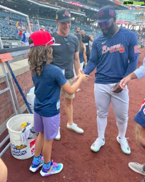 Michael Kelly Instagram - Thank you so much @braves @mike.harris24 @gmize @katieagostin @jefffrancoeur @petermoylan and countless others for unforgettable night seeing our #Braves 
#bravescountry represented in NY!!