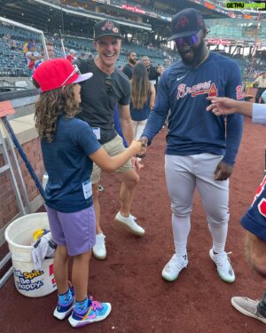 Michael Kelly Instagram - Thank you so much @braves @mike.harris24 @gmize @katieagostin @jefffrancoeur @petermoylan and countless others for unforgettable night seeing our #Braves 
#bravescountry represented in NY!!