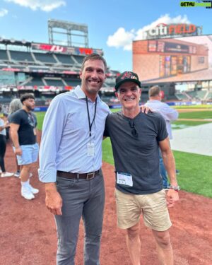Michael Kelly Instagram - Thank you so much @braves @mike.harris24 @gmize @katieagostin @jefffrancoeur @petermoylan and countless others for unforgettable night seeing our #Braves 
#bravescountry represented in NY!!