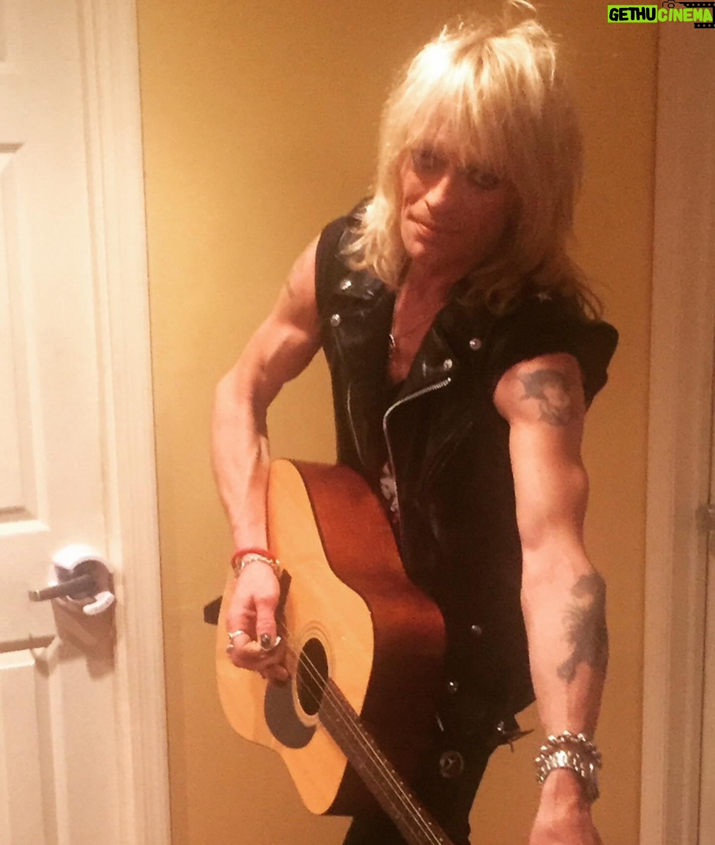 Michael Monroe - 3.3K Likes - Tänään Hyvinkää @hyvinkaasali 🌟🌟🌟🌟