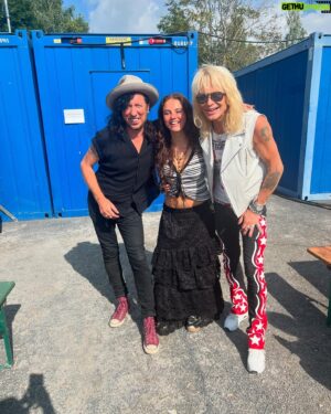 Michael Monroe Instagram - Kiitos viikonlopusta @karjurockfestivaali 🔥#uusikaupunki @vauhtiajot #seinäjoki 🔥
Hieno laulaja @mirellavirallinen 🌸