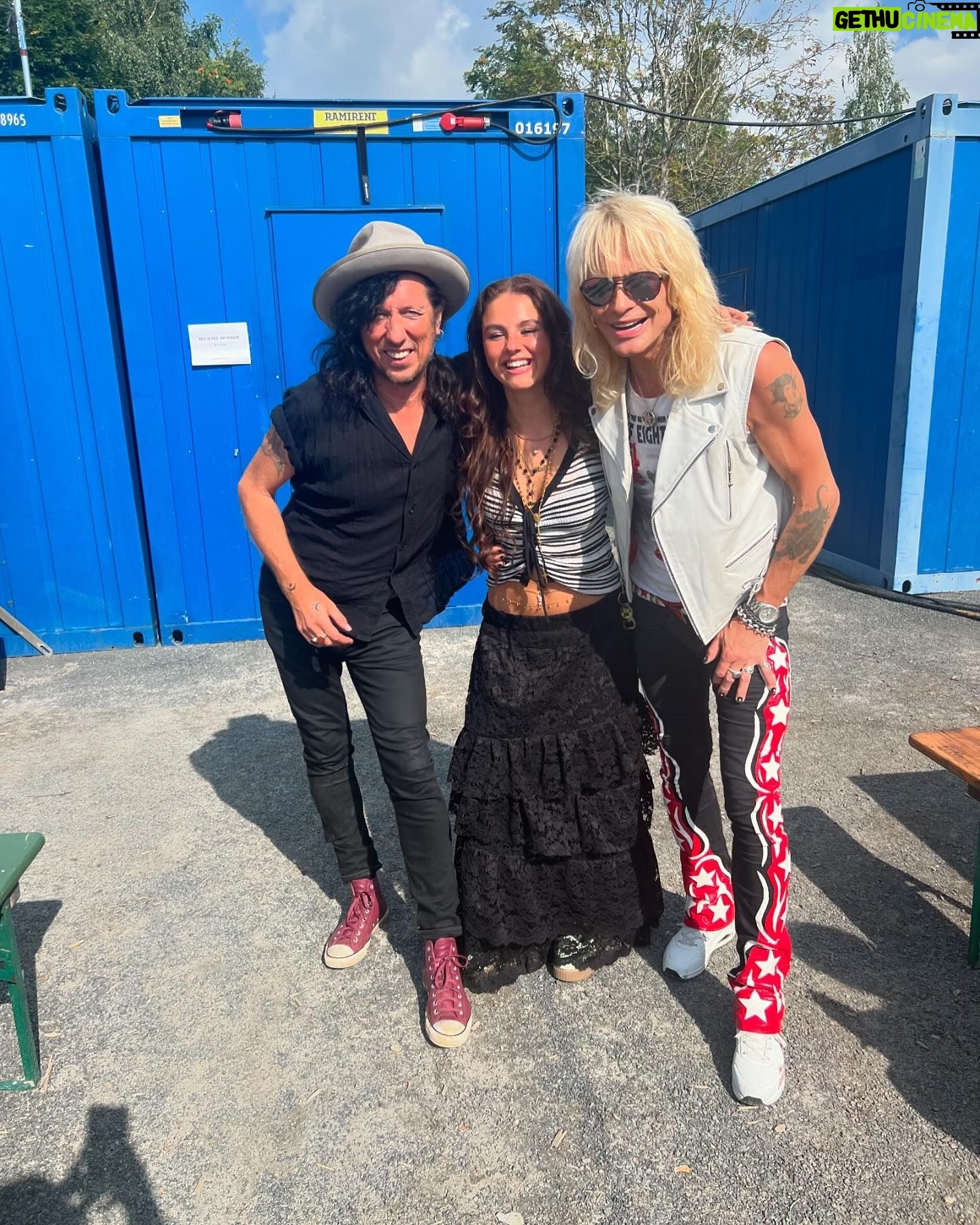 Michael Monroe - 5.4K Likes - Kiitos viikonlopusta @karjurockfestivaali 🔥#uusikaupunki @vauhtiajot #seinäjoki 🔥
Hieno laulaja @mirellavirallinen 🌸
