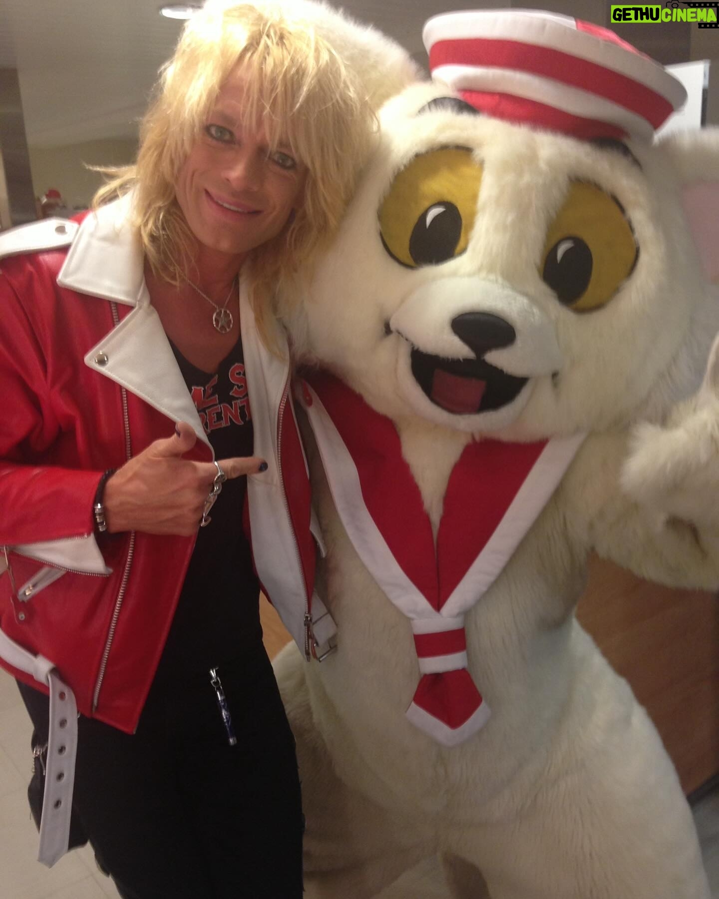 Michael Monroe - 3.2K Likes - Tomorrow @vikinglinesuomi 🚢
Huomenna @vikinglinesuomi 🚢
@warnermusiclive 🌟