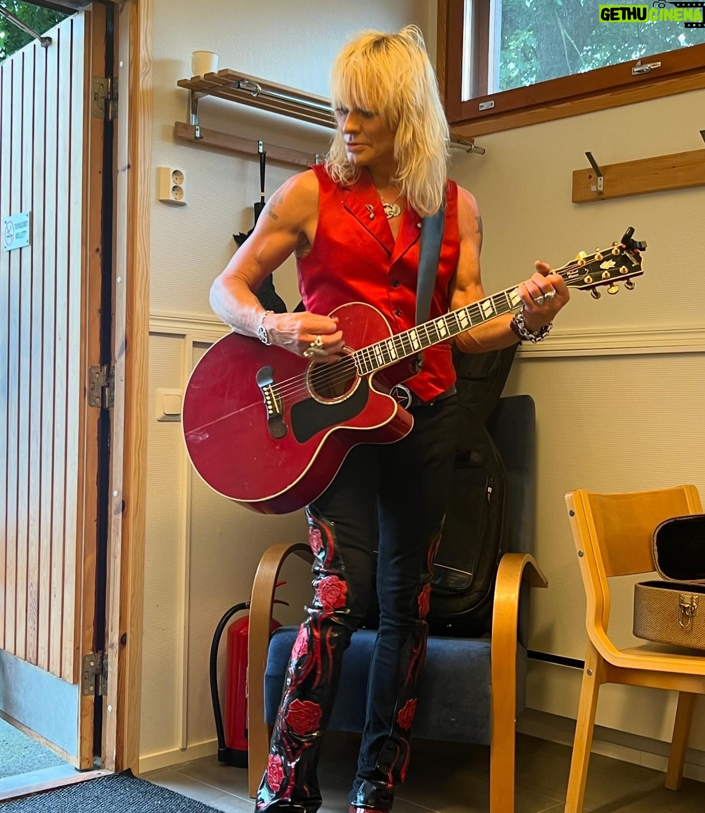 Michael Monroe - 3.2K Likes - Tänään @karjurockfestivaali 🔥🔥🔥
Huomenna lauantaina @vauhtiajot 🔥🔥🔥
@samiyaffaofficial 🌟
@steveconte 🌟
@richloyalty 🌟
@karlrockfist 🌟
@warnermusiclive 🌟