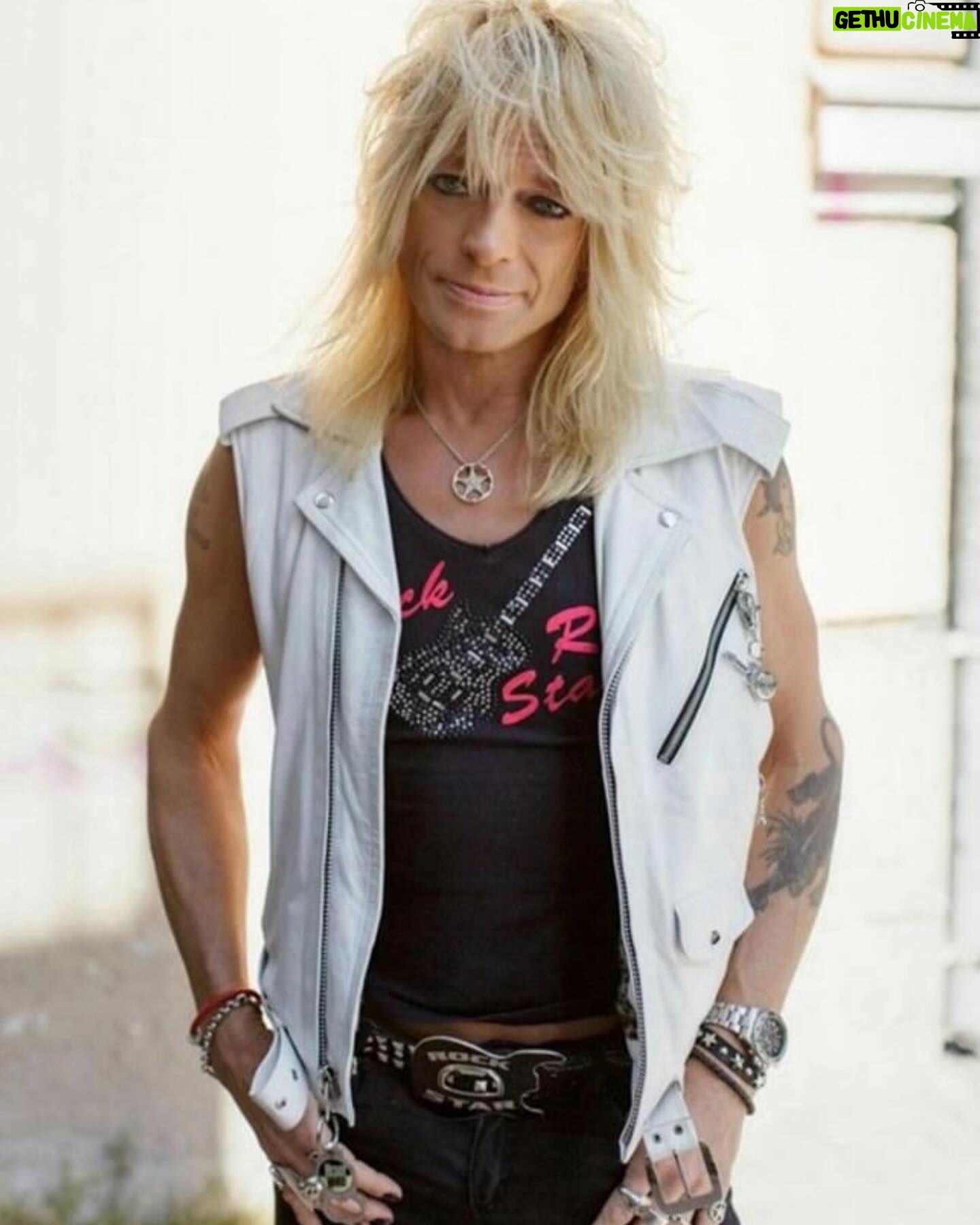 Michael Monroe - 5.2K Likes - Huomenna torstaina @allasseapool ☀️🌞
Tomorrow on Thursday @allasseapool ☀️🌞
@warnermusiclive 🌞