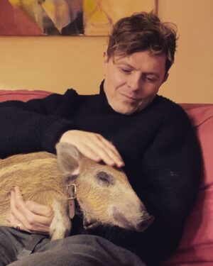 Michael Patrick Kelly Instagram - Have a cuddly & cozy Sunday eve 🐷❤️
#Hugo