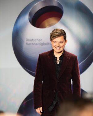 Michael Patrick Kelly Instagram - Happy Birthday @michael.patrick.kelly.official und Gratulation zum Ehrenpreis des Deutschen Nachhaltigkeitspreises für Dein Soziales Engagement und das Friedensprojekt #PeaceBell 💚

MPK Team 

#MichaelPatrickKelly
