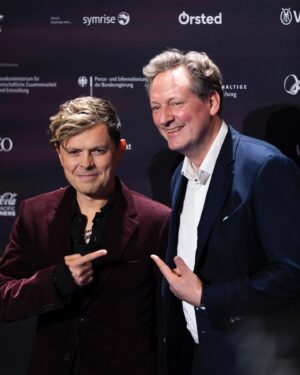 Michael Patrick Kelly Instagram - Happy Birthday @michael.patrick.kelly.official und Gratulation zum Ehrenpreis des Deutschen Nachhaltigkeitspreises für Dein Soziales Engagement und das Friedensprojekt #PeaceBell 💚

MPK Team 

#MichaelPatrickKelly