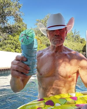 Michael Rooker Instagram - Cheers, y’all…. Happy news my stay in New York City has been extended. I will be signing all day Sunday the 15th and doing photo ops. So stop on by all y’all Rooker fans and let’s party-on for one more day… #nycc