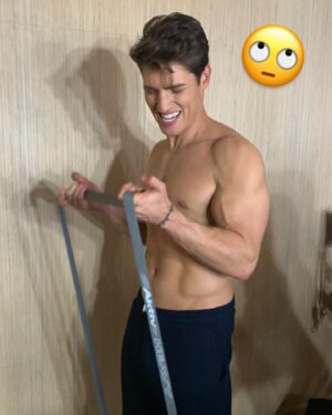 Michael Rosen Instagram - Whenever @greggsulkin worked out on set I would make sure to stand somewhere close by and find my light as #inspiration #yerwelcome #prettysmart