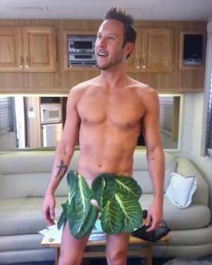 Michael Rosenbaum Instagram - I’m not sure what the F this was. But it was certainly around 12 years ago and I was almost naked. The show was Breaking In. It was a  short-lived show on fox, but we had good times. I was Dutch. 

#tbt #whatthe