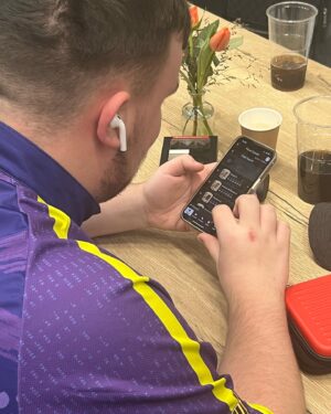 Michael Smith Instagram - Trying play darts and this little 💩 playing fifa @lukethenukelittler
