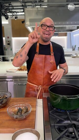 Michael Symon Instagram - Steamed mussels really can’t get any easier!! Thank you, @chefsymon 👏✨

Don’t miss Michael hosting #24In24: Last Chef Standing Sunday @ 8|7c!

Get the recipe with the link in @foodnetwork’s bio.
