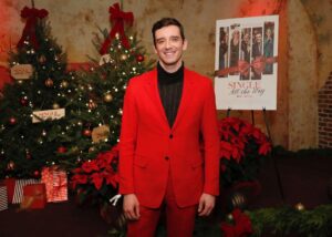 Michael Urie Instagram - We shared #SingleAllTheWay in NYC last night and it was a damn Christmas miracle - thank you to @netflixfilm for the swell shindig, to the packed house of fabulous #lgbtqia peeps and esp @mikeystyles and @evydrew for making me look so Christmasy.