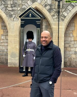 Michael Wilbon Instagram - Not gonna say anything to get on THIS dude’s bad side at the Windsor Castle Guard House! 
💂