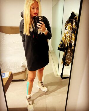 Michaela Bernard Instagram - #winteriscoming - uz je jen 26 stupnu🥶#greece 
#houseofthedragon 
#jsemprinceznavole 
#blonďatejřezník #jetorebel 
#kinesiotape #kinesiotaping 
#picoftheday #photooftheday #blonde #karllagerfeld #instafashion #hairextensions #igers #czechgirl #instadaily #doctor