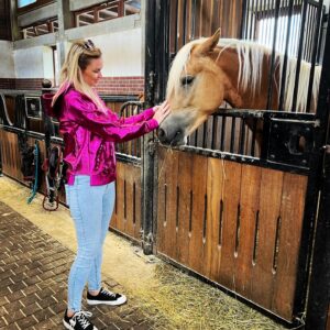Michaela Bernard Instagram - #hipoterapie 
Mas celkem peknou barvu vlasu 🤔
@lemarc_hairstylist muzem to priste udelat takto?😅
#🐴 
#nevadizemamalergii 
#blondatadoktorka #jsemprinceznavole #nakonicka 😀
#picoftheday #photooftheday #blonde #czechgirl #piercing #karllagerfeld #igers #igerscz #hairextensions #hairstyle #instagood #instafashion