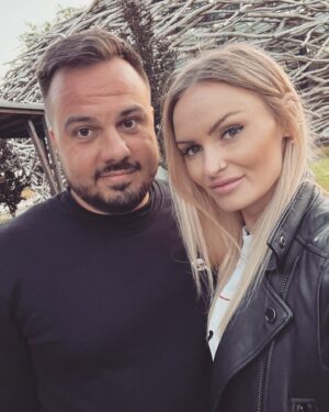 Michaela Bernard Instagram - Jak je parchant zase cernej ❤️
#vacation #summertime 
#manzelroku❤️ #love 
#jsemprinceznavole #mujprinc 
#picoftheday #photooftheday #husbandandwife #czechcouple #karllagerfeld #blonde #czech #piercings#piercing #igers #hairextensions #igerscz