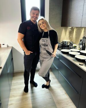 Michaela Bernard Instagram - #masterchef #👨🏻‍🍳👩🏼‍🍳 
#bezadresy 
Vaříme s @stasa.roman 🤩🤩🤩 #lanyzovemenu #masterchefvkuchyni 
#tadyvařimjá #tonkafazole 
#celebration #slavime @mrbernardlukas #10let #masterchefcz 
#panidoktorkoavyjstedoktorka❓ 
#jsemprinceznavole 
#cook #cooking #chefmenu #instacooking #instamood #picoftheday #instaphoto #doctor #surgeon #blonde #czechgirl #czech #igers